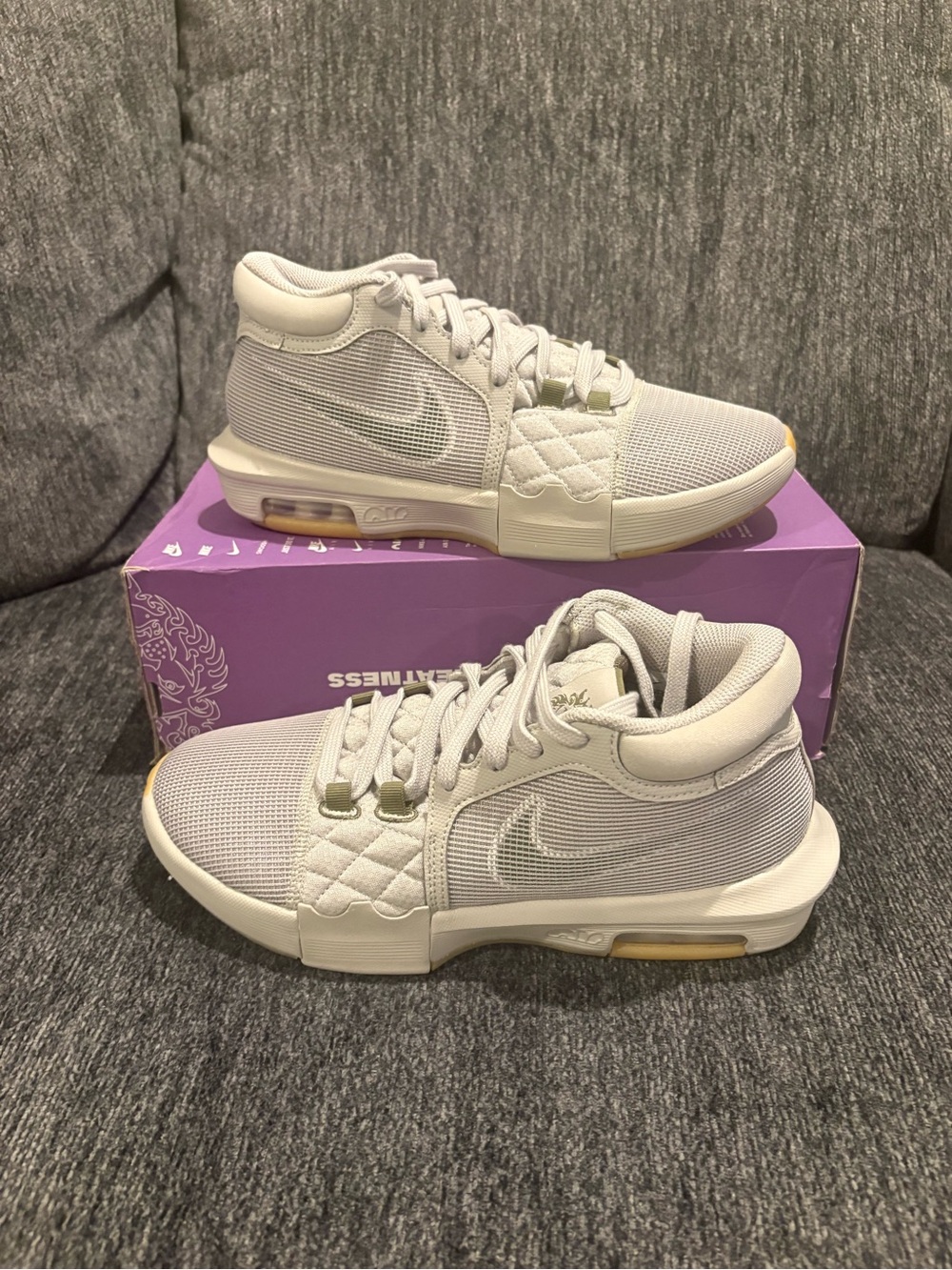 Nike LeBron witness 8 Men’s size 8 Mid-Top Sneakers